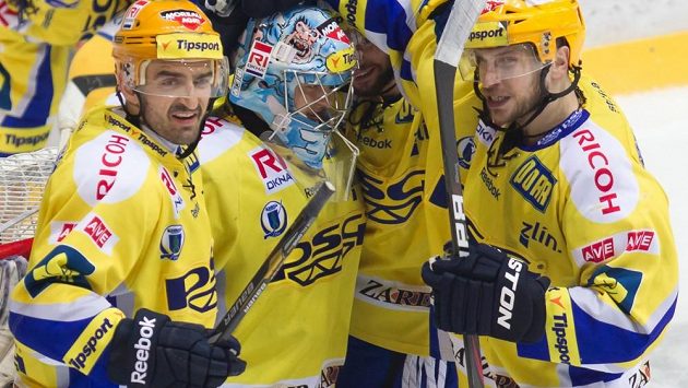 Radost hráčů Zlína z výhry 4:3 po nájezdech ve třetím semifinále play off proti Třinci. Radost hráčů Zlína z výhry 4:3 po nájezdech ve třetím semifinále play off proti Třinci.