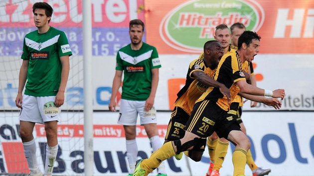 Autor druhého gólu Bohemians Jakub Rada (20) se raduje se spoluhráči. Autor druhého gólu Bohemians Jakub Rada (20) se raduje se spoluhráči.