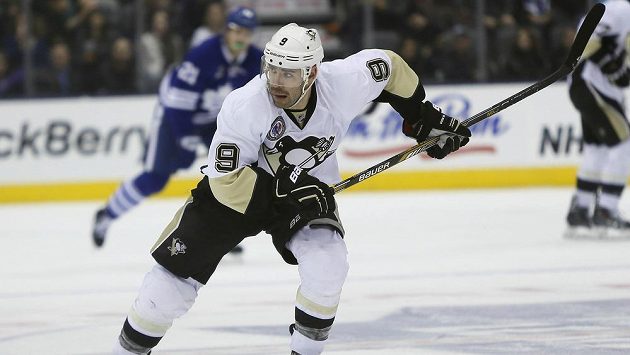 Útočníka Pittsburghu Pascala Dupuise (na snímku) čeká půlroční pauza. Útočníka Pittsburghu Pascala Dupuise (na snímku) čeká půlroční pauza.