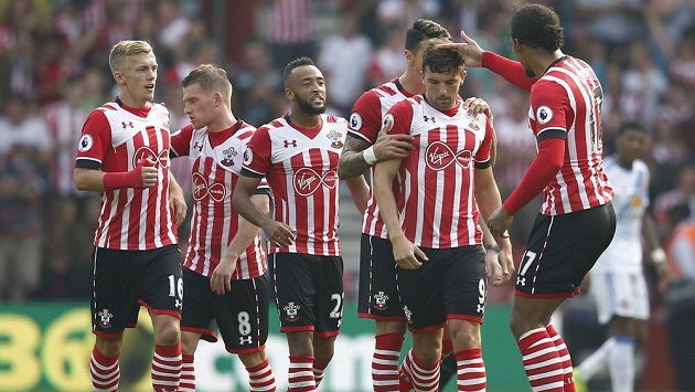 Fotbalisté Southamptonu slaví vstřelený gól Jaye Rodrigueze v sobotním zápase proti Sunderlandu (1:1). Fotbalisté Southamptonu slaví vstřelený gól Jaye Rodrigueze v sobotním zápase proti Sunderlandu (1:1).
