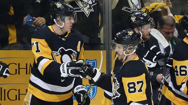 Sidney Crosby (87) z Pittsburghu se raduje z gólu proti Philadelphii, gratuluje mu Jevgenij Malkin (71). Sidney Crosby (87) z Pittsburghu se raduje z gólu proti Philadelphii, gratuluje mu Jevgenij Malkin (71).