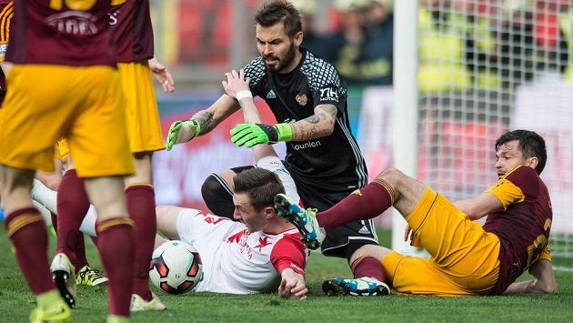 Brankář Dukly Filip Rada se vrhá po míči v duelu se Slavií. Brankář Dukly Filip Rada se vrhá po míči v duelu se Slavií.