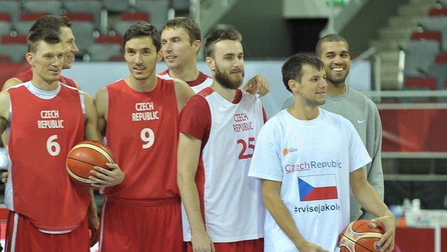 Čeští basketbalisté už jsou ve Francii. Čeští basketbalisté už jsou ve Francii.