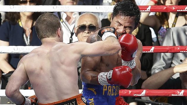 Hvězdný Filipínec Manny Pacquiao překvapivě prohrál v Brisbane boxerský duel s Australanem Jeffem Hornem a přišel o titul WBO ve welterové váze. Hvězdný Filipínec Manny Pacquiao překvapivě prohrál v Brisbane boxerský duel s Australanem Jeffem Hornem a přišel o titul WBO ve welterové váze.