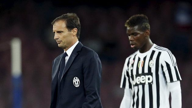 Smutný trenér Juventusu Massimiliano Allegri (vlevo). Vpravo záložník Paul Pogba. Smutný trenér Juventusu Massimiliano Allegri (vlevo). Vpravo záložník Paul Pogba.