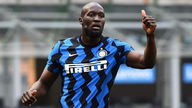 Kanonýr Interu Milán Romelu Lukaku slaví gól v ligovém utkání proti Udine. Kanonýr Interu Milán Romelu Lukaku slaví gól v ligovém utkání proti Udine.