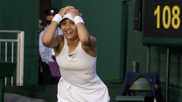 Britská tenistka Emma Raducanuová slaví ve Wimbledonu výhru nad Markétou Vondroušovou. Britská tenistka Emma Raducanuová slaví ve Wimbledonu výhru nad Markétou Vondroušovou.