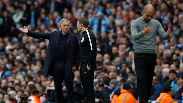 Pep Guardiola vpředu a Jose Mourinho vzadu v utkání dvou rivalů anglické ligy. Pep Guardiola vpředu a Jose Mourinho vzadu v utkání dvou rivalů anglické ligy.