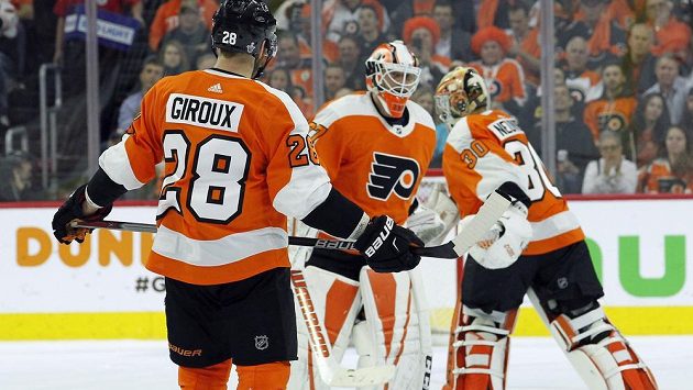 Kapitán Philadelphie Flyers Claude Giroux sleduje, jak za stavu 0:3 v utkání s Pittsburghem jeho tým střídá brankáře. Brian Elliott opouští ledovou plochu, nastupuje Michal Neuvirth. Kapitán Philadelphie Flyers Claude Giroux sleduje, jak za stavu 0:3 v utkání s Pittsburghem jeho tým střídá brankáře. Brian Elliott opouští ledovou plochu, nastupuje Michal Neuvirth.