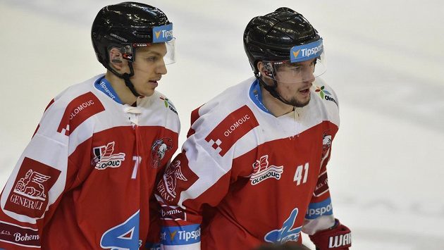 Olomoučtí hokejisté Tobiáš Handl a Petr Strapáč během extraligového utkání. (ilustrační foto) Olomoučtí hokejisté Tobiáš Handl a Petr Strapáč během extraligového utkání. (ilustrační foto)