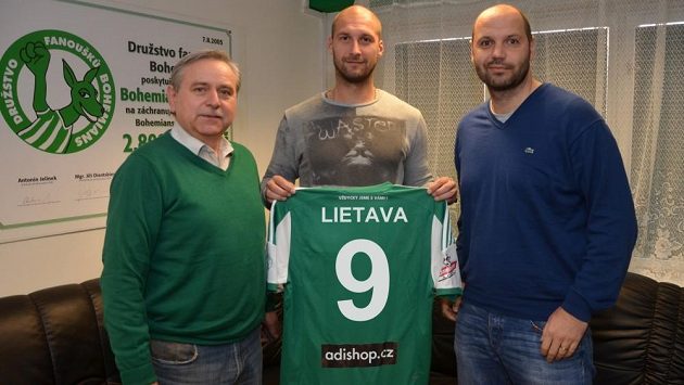 Ivan Lietava (uprostřed) s ředitelem Bohemians Ladislavem Valáškem (vlevo) a sportovním ředitelem Tomášem Požárem. Ivan Lietava (uprostřed) s ředitelem Bohemians Ladislavem Valáškem (vlevo) a sportovním ředitelem Tomášem Požárem.