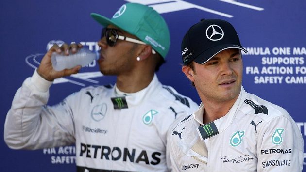 A už se (téměř) perou! Mezi jezdci Mercedesu Nikem Rosbergem (vpředu) a Lewisem Hamiltonem to začíná správně vřít. A už se (téměř) perou! Mezi jezdci Mercedesu Nikem Rosbergem (vpředu) a Lewisem Hamiltonem to začíná správně vřít.