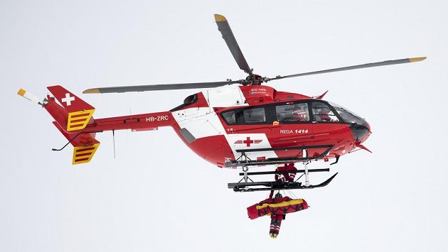 Vrtulník převáží zraněnou rakouskou lyžařku Mirjam Puchnerovou do nemocnice. Vrtulník převáží zraněnou rakouskou lyžařku Mirjam Puchnerovou do nemocnice.