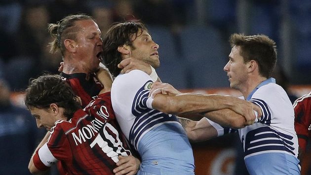Philippe Mexes z AC Milán (vlevo) napadl Stefana Mauriho z Lazia Řím. Philippe Mexes z AC Milán (vlevo) napadl Stefana Mauriho z Lazia Řím.