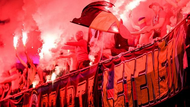 Fanoušci Sparty Praha během utkání ve skupině o titul s Baníkem Ostrava. Fanoušci Sparty Praha během utkání ve skupině o titul s Baníkem Ostrava.