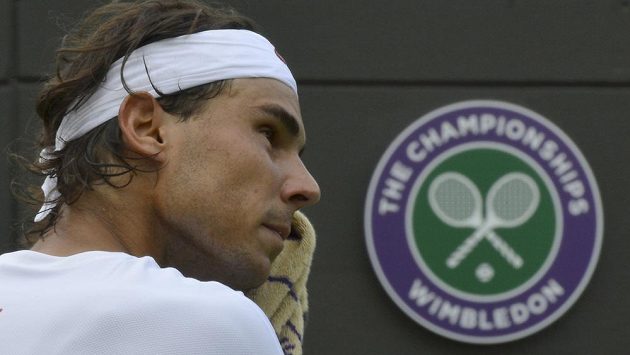 Rafael Nadal nepřešel ve Wimbledonu první kolo. Rafael Nadal nepřešel ve Wimbledonu první kolo.