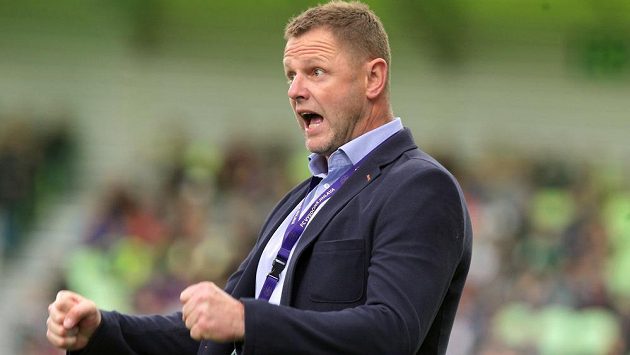 Radost trenéra Jihlavy Radima Kučery z první branky v zápase baráže na hřišti Karviné. Radost trenéra Jihlavy Radima Kučery z první branky v zápase baráže na hřišti Karviné.