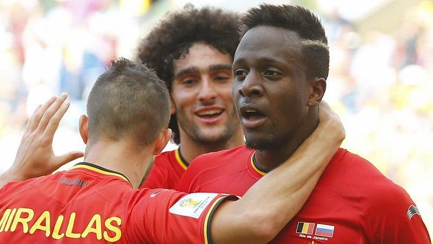 Belgičtí fotbalisté Kevin Mirallas a Marouane Fellaini se radují s útočníkem Divockem Origim z gólu proti Rusku. Belgičtí fotbalisté Kevin Mirallas a Marouane Fellaini se radují s útočníkem Divockem Origim z gólu proti Rusku.
