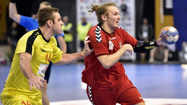 Snímek z prvního zápasu ve Zlíně. Makedonec Velko Markovski (14) brání Jana Stehlíka (18). Snímek z prvního zápasu ve Zlíně. Makedonec Velko Markovski (14) brání Jana Stehlíka (18).