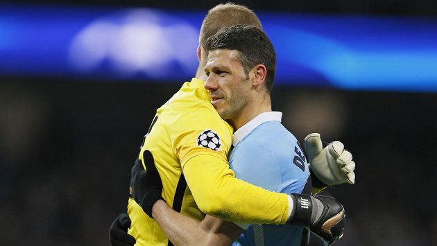 Obránce Manchesteru City Martin Demichelis (vpravo) se raduje s brankářem Hartem z vítězství (ilustrační foto). Obránce Manchesteru City Martin Demichelis (vpravo) se raduje s brankářem Hartem z vítězství (ilustrační foto).