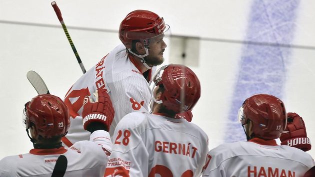 Radost z prvního gólu Třince. Zleva Jiří Polanský, autor branky Tomáš Kundrátek, Martin Gernát a Filip Haman. Radost z prvního gólu Třince. Zleva Jiří Polanský, autor branky Tomáš Kundrátek, Martin Gernát a Filip Haman.