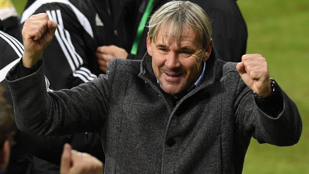 Hlavní trenér Karviné Lubomír Vlk se raduje z vítězství. Po výhře nad Bohemians ale oznámil, že v roli kouče v klubu končí. Hlavní trenér Karviné Lubomír Vlk se raduje z vítězství. Po výhře nad Bohemians ale oznámil, že v roli kouče v klubu končí.