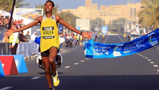 Etiopský běžec Asefa Mekonnen vyhrál maratón v Dubaji. Etiopský běžec Asefa Mekonnen vyhrál maratón v Dubaji.