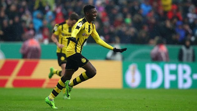 Ousmane Dembele z Dortmundu oslavuje gól v pohárovém duelu s Bayernem. Ousmane Dembele z Dortmundu oslavuje gól v pohárovém duelu s Bayernem.