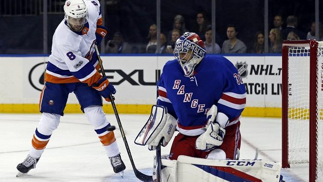 Český brankář New York Rangers Ondřej Pavelec zasahuje před Stevem Bernierem z New York Islanders. Český brankář New York Rangers Ondřej Pavelec zasahuje před Stevem Bernierem z New York Islanders.