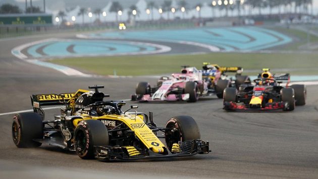 Okamžiky před karambolem. Nico Hülkenberg v kokpitu vozu Renault krátce po startu Velké ceny Abú Zabí. Okamžiky před karambolem. Nico Hülkenberg v kokpitu vozu Renault krátce po startu Velké ceny Abú Zabí.