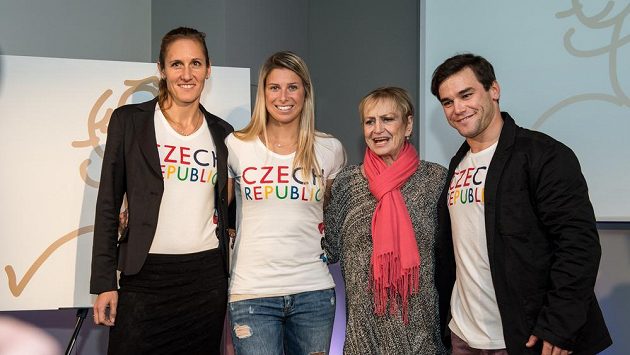 Věra Čáslavská (druhá zprava), skifařka Mirka Knapková (vlevo), tenistka Andrea Hlaváčková a kajakář Vavřinec Hradilek během představení motivu pro OH 2016 v Riu. Věra Čáslavská (druhá zprava), skifařka Mirka Knapková (vlevo), tenistka Andrea Hlaváčková a kajakář Vavřinec Hradilek během představení motivu pro OH 2016 v Riu.