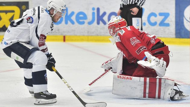 Útočník Vojtěch Němec z Plzně se snaží překonat třineckého brankáře Šimona Hrubce. Útočník Vojtěch Němec z Plzně se snaží překonat třineckého brankáře Šimona Hrubce.