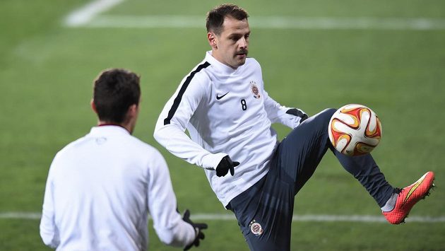Záložník Sparty Praha Marek Matějovský se připravuje na duel Evropské ligy proti Neapoli. Záložník Sparty Praha Marek Matějovský se připravuje na duel Evropské ligy proti Neapoli.