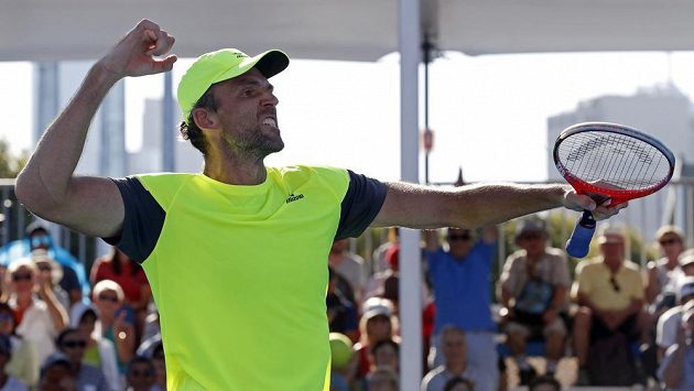 Vítězné gesto chorvatského tenisty Iva Karloviče poté, co postoupil do 3. kola Australian Open. Vítězné gesto chorvatského tenisty Iva Karloviče poté, co postoupil do 3. kola Australian Open.