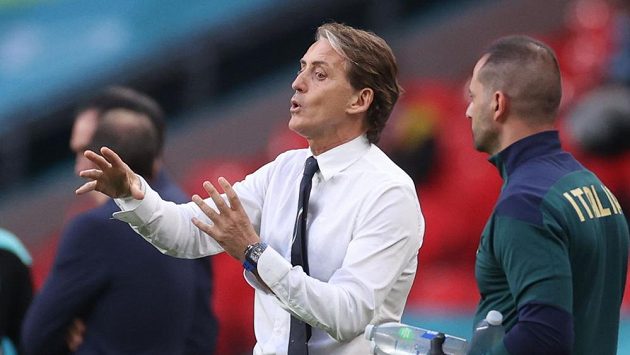 Italský kouč Roberto Mancini udílí rady svým svěřencům Italský kouč Roberto Mancini udílí rady svým svěřencům