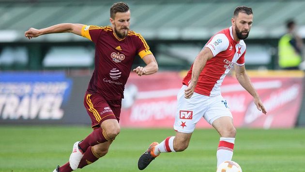 Záložník Dukly Frederik Bilovský (vlevo) v zápase proti Slavii. Záložník Dukly Frederik Bilovský (vlevo) v zápase proti Slavii.