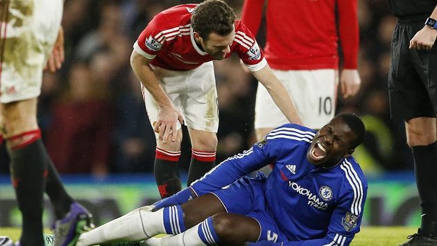 Zraněný obránce Chelsea Kurt Zouma se svíjí v bolestech v duelu s Manchesterm United. Zraněný obránce Chelsea Kurt Zouma se svíjí v bolestech v duelu s Manchesterm United.