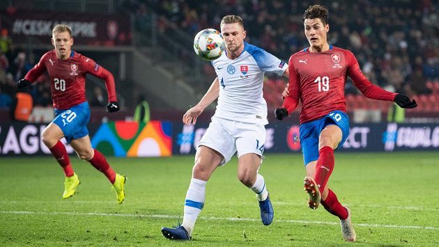 Český útočník Patrik Schick (vpravo) střílí gól v utkání Ligy národů se Slovenskem. Obránce Milan Škriniar už zasáhnout nestačil. Český útočník Patrik Schick (vpravo) střílí gól v utkání Ligy národů se Slovenskem. Obránce Milan Škriniar už zasáhnout nestačil.