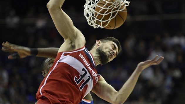 Český rozehrávač Tomáš Satoranský z Washingtonu smečuje během duelu NBA v londýnské O2 Areně. Český rozehrávač Tomáš Satoranský z Washingtonu smečuje během duelu NBA v londýnské O2 Areně.