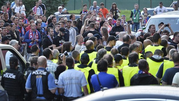 Nespokojené fanoušky Plzně musela po utkání se Slováckem krotit policie. Nespokojené fanoušky Plzně musela po utkání se Slováckem krotit policie.