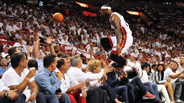 LeBron James z Miami skáče do hlediště za míčem v zápase s Brooklynem. LeBron James z Miami skáče do hlediště za míčem v zápase s Brooklynem.