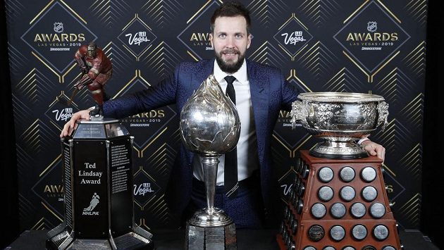 Hned tři ceny pro Nikitu Kučerova! Ruský útočník Tampy Bay pózuje fotografům s Ted Lindsay Award (zleva), Hart Memorial Trophy a Art Ross Trophy. Hned tři ceny pro Nikitu Kučerova! Ruský útočník Tampy Bay pózuje fotografům s Ted Lindsay Award (zleva), Hart Memorial Trophy a Art Ross Trophy.