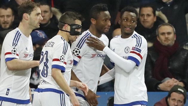Záložník Chelsea John Obi Mikel (druhý zprava) slaví se spoluhráči gól na hřišti Paris St. Germain. Záložník Chelsea John Obi Mikel (druhý zprava) slaví se spoluhráči gól na hřišti Paris St. Germain.