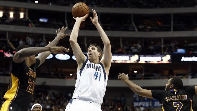 Dirk Nowitzki (uprostřed) pálí v dresu Dallasu tradičně ostrými. Dirk Nowitzki (uprostřed) pálí v dresu Dallasu tradičně ostrými.