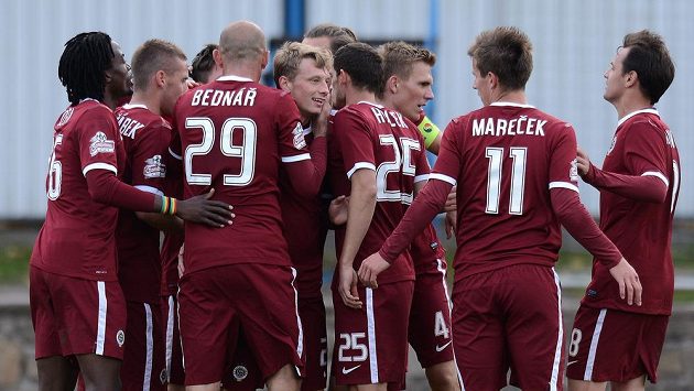 Fotbalisté Sparty oslavují gól na hřišti Znojma v osmifinále Poháru České pošty. Fotbalisté Sparty oslavují gól na hřišti Znojma v osmifinále Poháru České pošty.