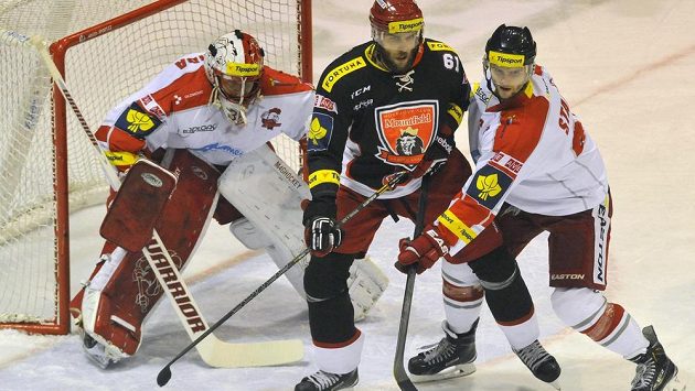 Roman Kukumberg z Hradce (uprostřed), brankář Olomouce Tomáš Vošvrda a Robin Staněk. Roman Kukumberg z Hradce (uprostřed), brankář Olomouce Tomáš Vošvrda a Robin Staněk.