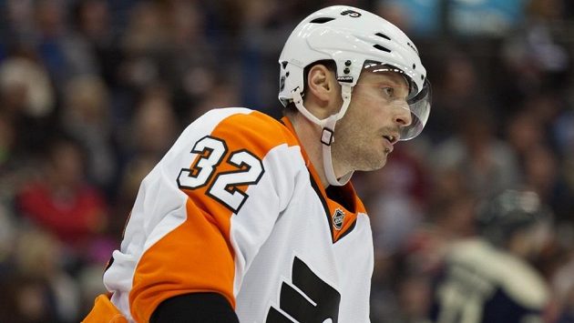 Obránce Philadelphie Flyers Mark Streit zabránil gólu na poslední chvíli. Obránce Philadelphie Flyers Mark Streit zabránil gólu na poslední chvíli.