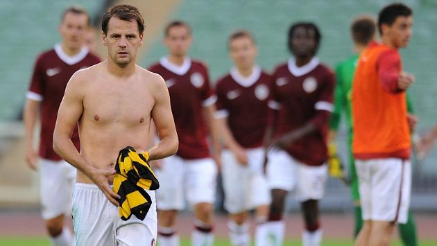 Záložník Sparty Praha Marek Matějovský po vyřazení Sparty na hřišti Häckenu. Záložník Sparty Praha Marek Matějovský po vyřazení Sparty na hřišti Häckenu.