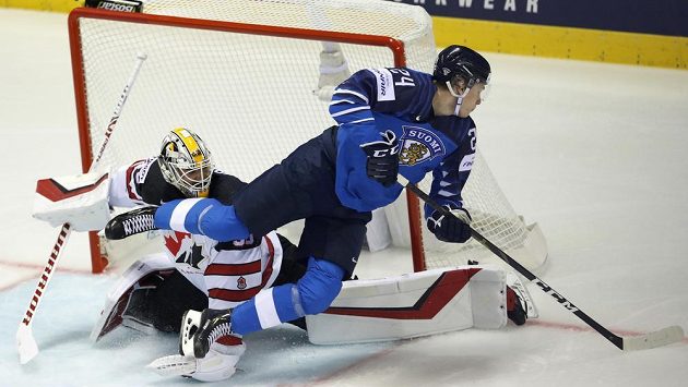 Finský hokejista Kaapo Kakko střílí gól Kanadě v utkání na mistrovství světa. Finský hokejista Kaapo Kakko střílí gól Kanadě v utkání na mistrovství světa.