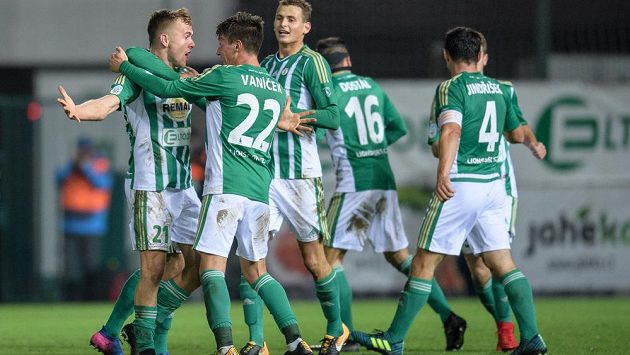 Fotbalisté Bohemians se radují. Fotbalisté Bohemians se radují.
